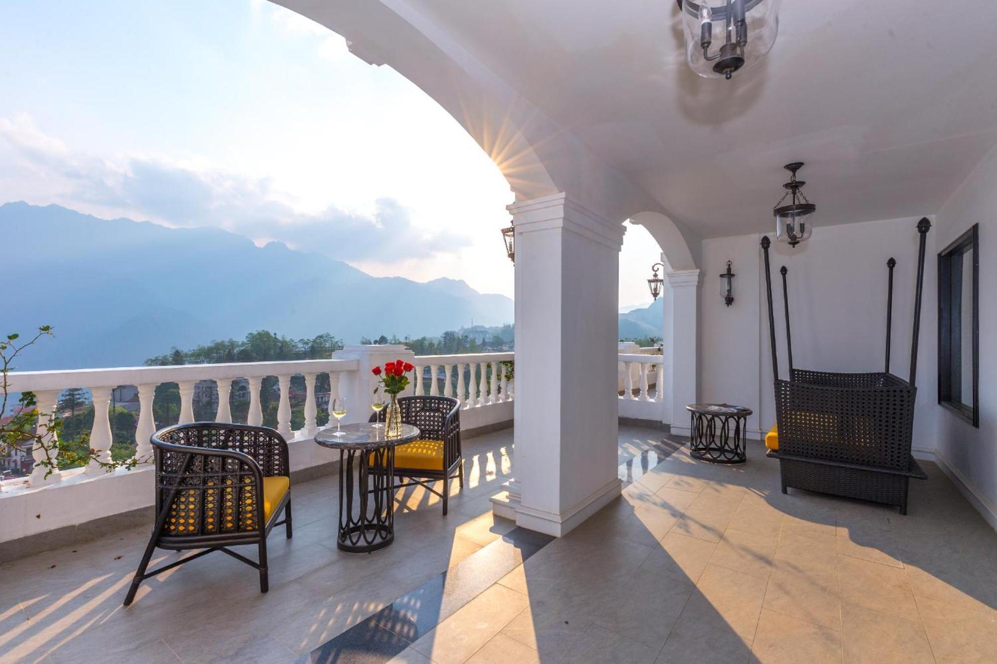 Silk Path Grand Sapa Resort & Spa Εξωτερικό φωτογραφία The verandah of the hotel