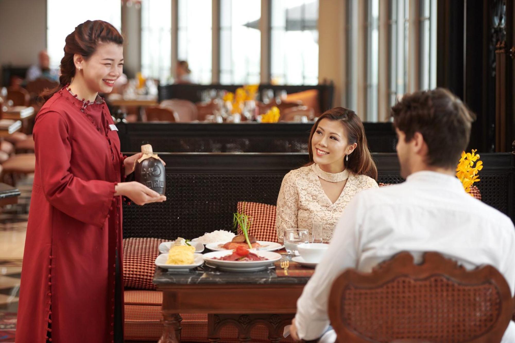 Silk Path Grand Sapa Resort & Spa Εξωτερικό φωτογραφία A Thai waitress serving customers