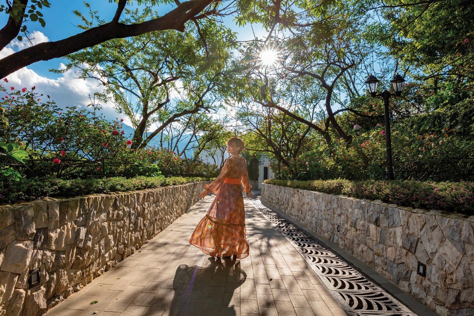 Silk Path Grand Sapa Resort & Spa Εξωτερικό φωτογραφία A woman walking in the park