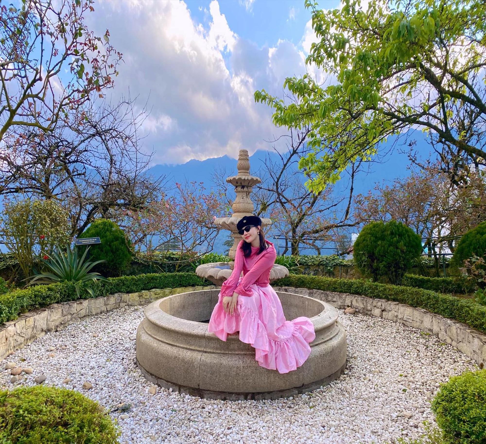 Silk Path Grand Sapa Resort & Spa Εξωτερικό φωτογραφία A woman in a hanbok at the N Seoul Tower