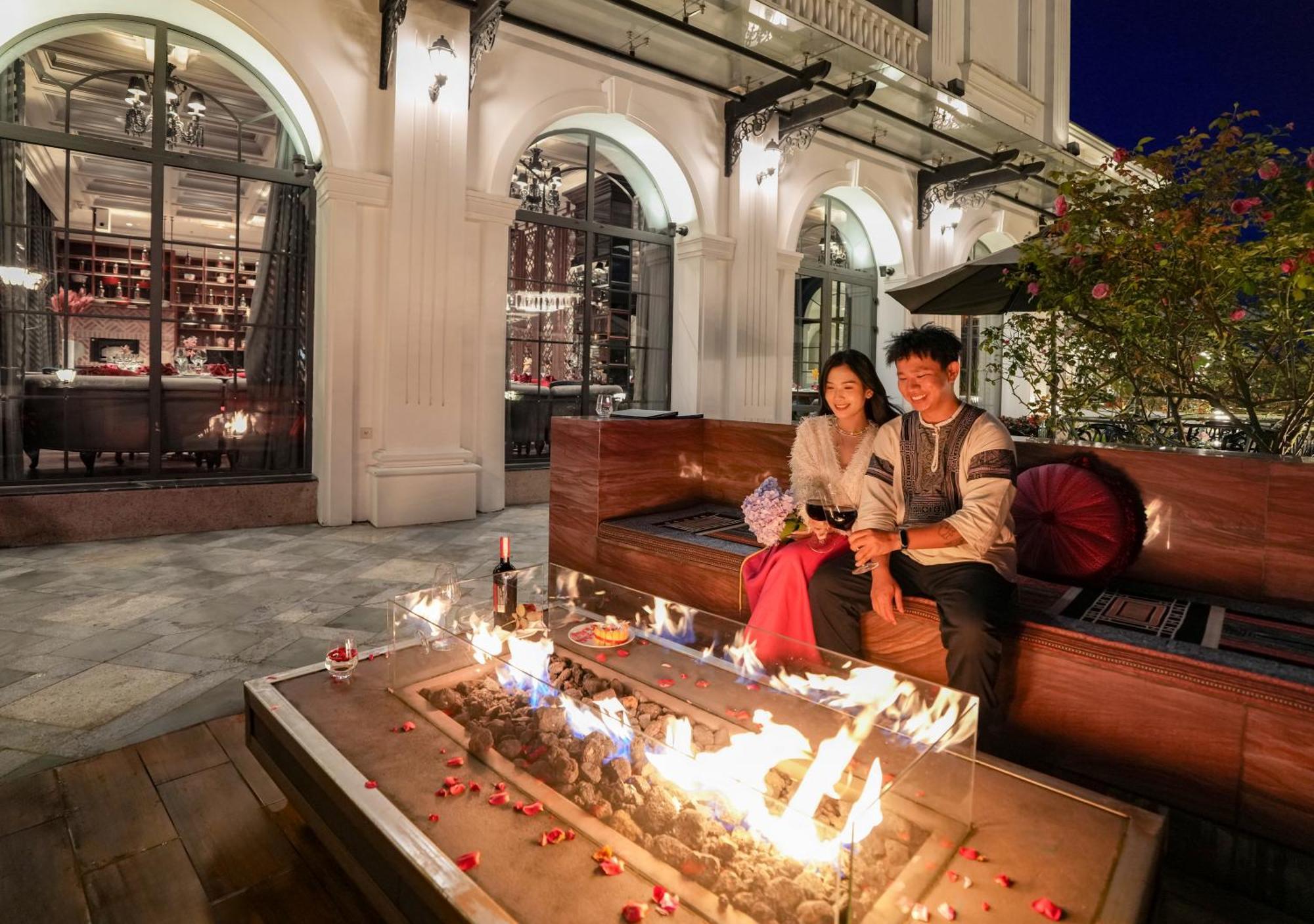 Silk Path Grand Sapa Resort & Spa Εξωτερικό φωτογραφία The outdoor fireplace at the hotel
