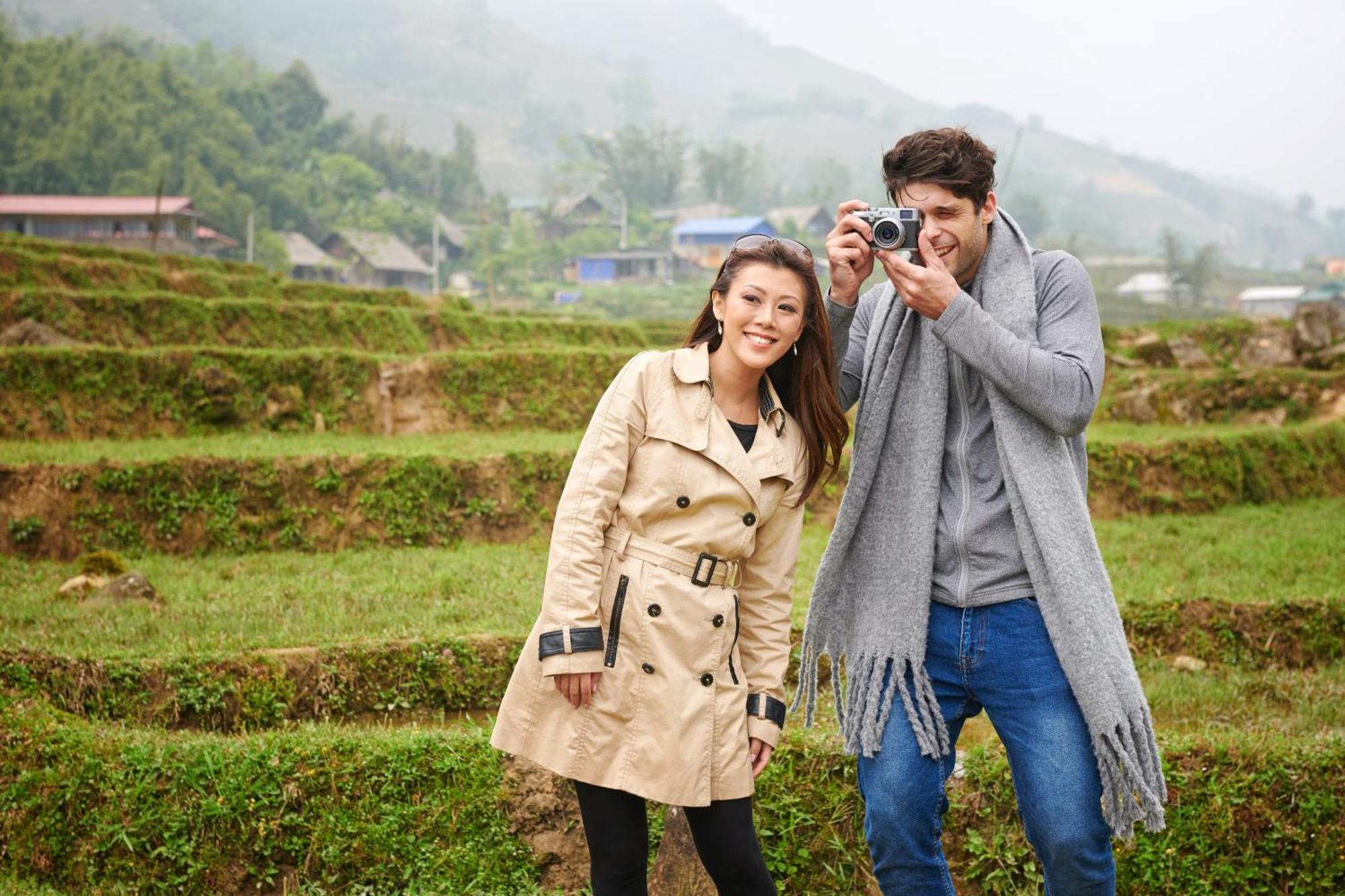 Silk Path Grand Sapa Resort & Spa Εξωτερικό φωτογραφία A couple taking a photo together